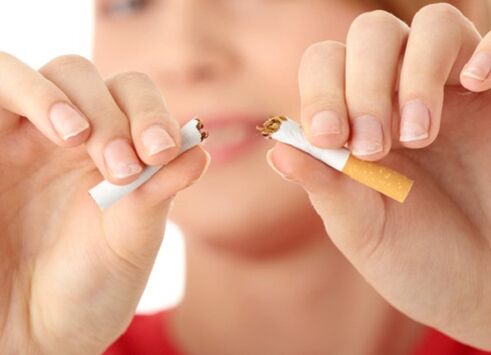 Mädchen bricht eine Zigarette und hört mit dem Rauchen auf